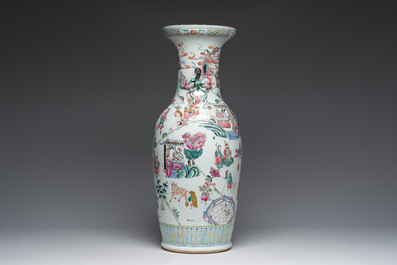 Een Chinese famille rose vaas met verhalend decor rondom en reli&euml;fdecor van perziken, 19de eeuw