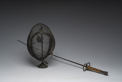 Een Franse degen en een schermmasker op voet, 19de/20ste eeuw