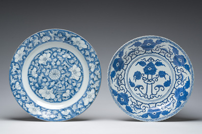 Drie Chinese blauw-witte en Imari-stijl schotels met floraal decor, Kangxi