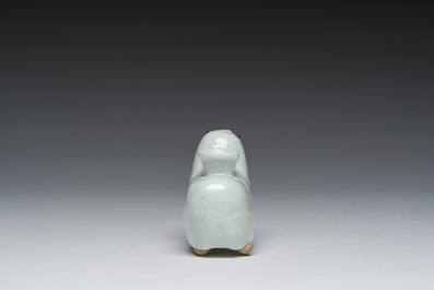 Een Koreaanse monochroom geglazuurde waterdruppelaar, Joseon of later