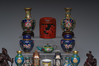 Een gevarieerde collectie Chinese cloisonn&eacute; vazen en doosjes, twee houten figuren en een dekselpot in rood en zwart lakwerk, 20ste eeuw