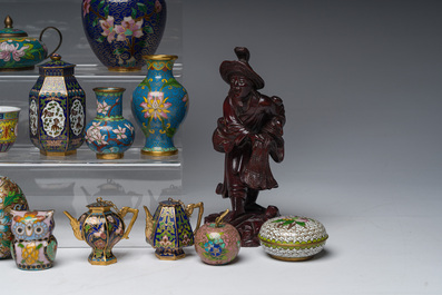 Een gevarieerde collectie Chinese cloisonn&eacute; vazen en doosjes, twee houten figuren en een dekselpot in rood en zwart lakwerk, 20ste eeuw