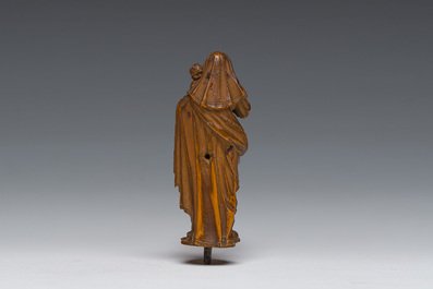 Een Vlaamse gesneden houten miniatuur Madonna met Kind, 17de eeuw