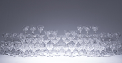 Een bijzonder uitgebreide collectie glazen in kleurloos en deels gekleurd gelaagd kristal, model Paul I, Val Saint Lambert, Belgi&euml;, 20ste eeuw