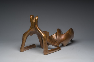Europese school, in de trant van Henry Moore (1898-1986): Liggend naakt, gepatineerd brons