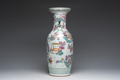 Een Chinese famille rose vaas met verhalend decor rondom en reli&euml;fdecor van perziken, 19de eeuw