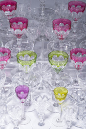 Een bijzonder uitgebreide collectie glazen in kleurloos en deels gekleurd gelaagd kristal, model Paul I, Val Saint Lambert, Belgi&euml;, 20ste eeuw