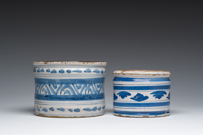 Twee blauw-witte albarelli met geometrisch decor, de Nederlanden, 17de eeuw en later