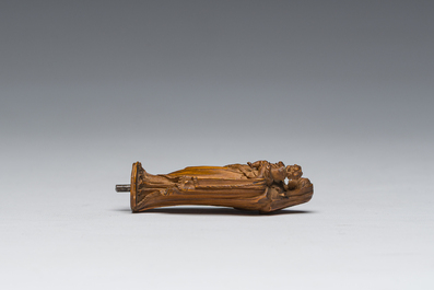 Een Vlaamse gesneden houten miniatuur Madonna met Kind, 17de eeuw