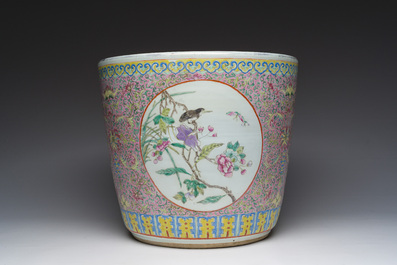 Jardini&egrave;re en porcelaine de Chine famille rose &agrave; d&eacute;cor floral et d'oiseaux parmi des branches fleuries, 19&egrave;me si&egrave;cle