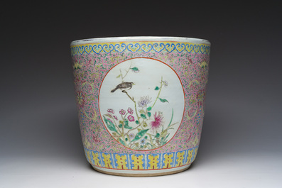 Jardini&egrave;re en porcelaine de Chine famille rose &agrave; d&eacute;cor floral et d'oiseaux parmi des branches fleuries, 19&egrave;me si&egrave;cle
