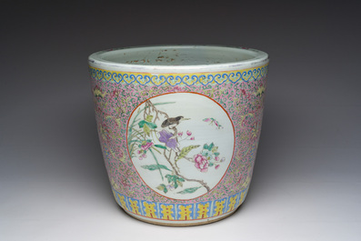 Jardini&egrave;re en porcelaine de Chine famille rose &agrave; d&eacute;cor floral et d'oiseaux parmi des branches fleuries, 19&egrave;me si&egrave;cle