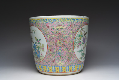 Jardini&egrave;re en porcelaine de Chine famille rose &agrave; d&eacute;cor floral et d'oiseaux parmi des branches fleuries, 19&egrave;me si&egrave;cle
