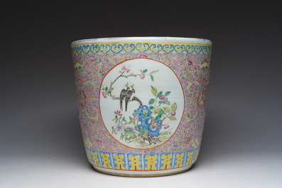 Jardini&egrave;re en porcelaine de Chine famille rose &agrave; d&eacute;cor floral et d'oiseaux parmi des branches fleuries, 19&egrave;me si&egrave;cle