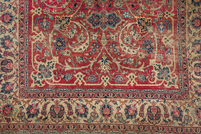 Een Perzisch Isfahan tapijt met floraal decor, wol op katoen, 20ste eeuw