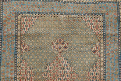 Een Perzisch (Qum/Ghom) tapijt met geometrisch floraal decor, wol op katoen, 20ste eeuw