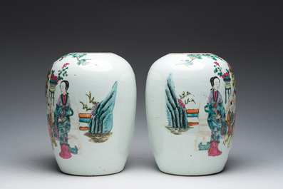 Paire de pots couverts en porcelaine de Chine qianjiang cai &agrave; d&eacute;cor de dames et d'enfants dans un jardin de palais, 19&egrave;me/20&egrave;me si&egrave;cle