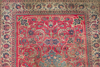 Een Perzisch Isfahan tapijt met floraal decor, wol op katoen, 20ste eeuw