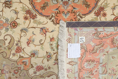 Een Perzisch Tabriz tapijt met floraal decor, wol, katoen en zijde 20ste eeuw