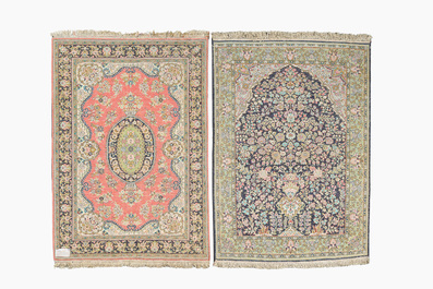 Twee Perzische Qom (Qum/Ghom) zijden tapijten met floraal decor, 20ste eeuw