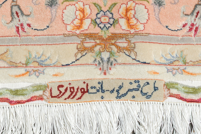Een Perzisch Tabriz tapijt met floraal decor, gesigneerd Norozi, wol, katoen en zijde, 20ste eeuw