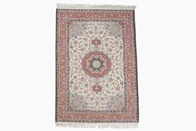 Een Perzisch Tabriz tapijt met floraal decor, wol op katoen, 20ste eeuw