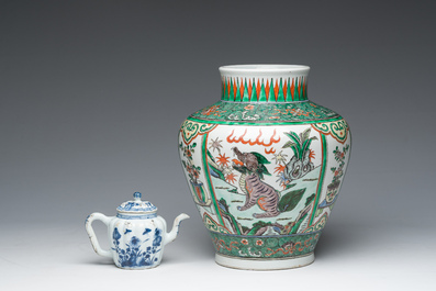 Een gevarieerde collectie Chinees famille rose, famille verte en blauw-wit porselein, 18de eeuw en later