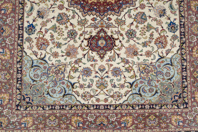 Een Perzisch Tabriz tapijt met floraal decor, wol op katoen, 20ste eeuw