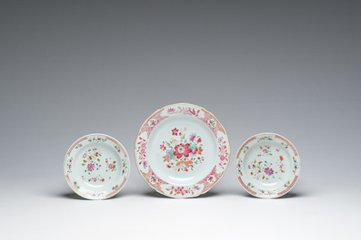 Een gevarieerde collectie Chinees famille rose, famille verte en blauw-wit porselein, 18de eeuw en later