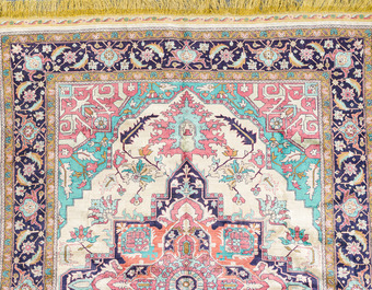 Een Perzisch zijden Tabriz tapijt met een Heriz decor, 20ste eeuw