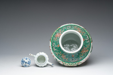 Een gevarieerde collectie Chinees famille rose, famille verte en blauw-wit porselein, 18de eeuw en later