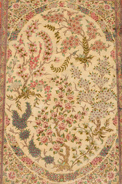 Een Perzisch Qom (Qum/Ghom) zijden tapijt met floraal decor, gesigneerd Mirmehdi, 20ste eeuw