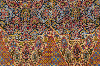 Een Perzisch Qom (Qum/Ghom) zijden tapijt met 'millefleurs' decor, 20ste eeuw