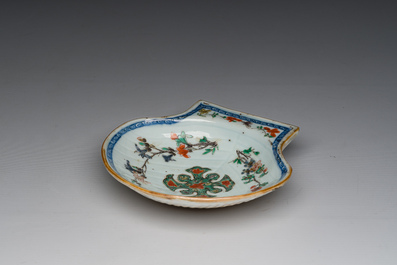 A Chinese famille verte shell-shaped coupe with floral design, Kangxi
