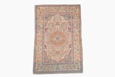 A Persian Isfahan rug with floral design, wool on cotton, 20th C.