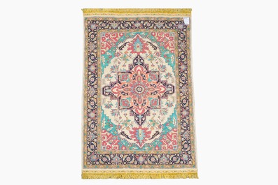Een Perzisch zijden Tabriz tapijt met een Heriz decor, 20ste eeuw