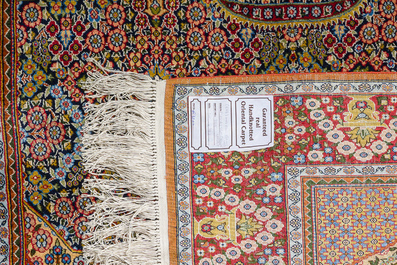 Een Perzisch Qom (Qum/Ghom) zijden tapijt met 'millefleurs' decor, 20ste eeuw