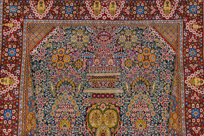 Een Perzisch Qom (Qum/Ghom) zijden tapijt met 'millefleurs' decor, 20ste eeuw