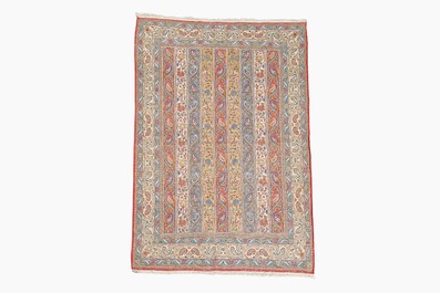 Een Perzisch Qom (Qum/Ghom) tapijt met floraal decor, wol op katoen, 20ste eeuw