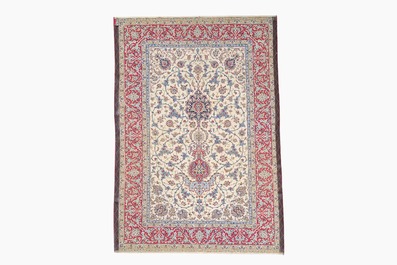 Een Perzisch Isfahan tapijt met floraal decor, wol en zijde op zijde, 20ste eeuw