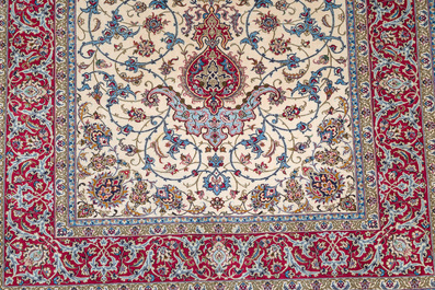 Een Perzisch Isfahan tapijt met floraal decor, wol en zijde op zijde, 20ste eeuw