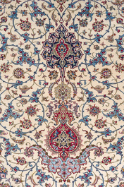 Een Perzisch Isfahan tapijt met floraal decor, wol en zijde op zijde, 20ste eeuw