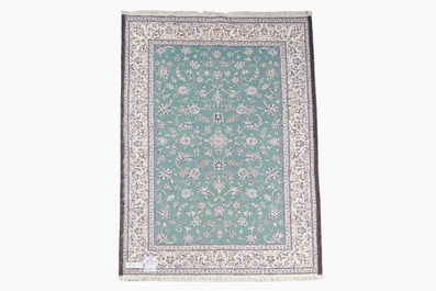 Een Perzisch Habibian Nain tapijt met floraal decor, wol, katoen en zijde, 20ste eeuw