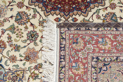 Een Perzisch Tabriz tapijt met floraal decor, wol op katoen, 20ste eeuw