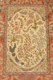 Een Perzisch Qom (Qum/Ghom) zijden tapijt met floraal decor, gesigneerd Mirmehdi, 20ste eeuw