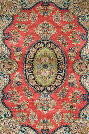Twee Perzische Qom (Qum/Ghom) zijden tapijten met floraal decor, 20ste eeuw