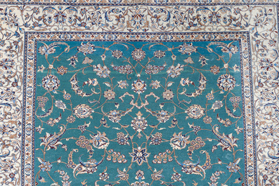 Een Perzisch Habibian Nain tapijt met floraal decor, wol, katoen en zijde, 20ste eeuw