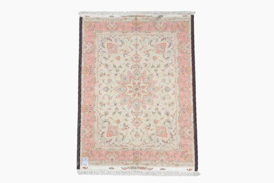 Een Perzisch Tabriz tapijt met floraal decor, gesigneerd Norozi, wol, katoen en zijde, 20ste eeuw
