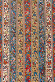 Een Perzisch Qom (Qum/Ghom) tapijt met floraal decor, wol op katoen, 20ste eeuw