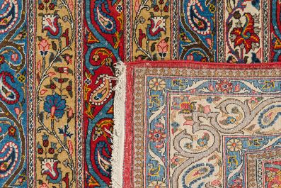 Een Perzisch Qom (Qum/Ghom) tapijt met floraal decor, wol op katoen, 20ste eeuw